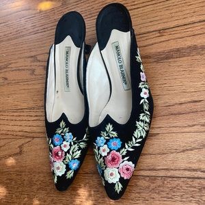 Manolo Blahnik Black Suede Mule Kitten Heel Embroided GREAT Condition